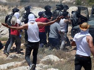 الجيش الإسرائيلي يقمع محتجين على مصادرة أراضيهم بالخليل