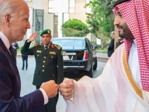 بايدن يحظى باستقبال متواضع لدى وصوله الى السعودية قادما من إسرائيل