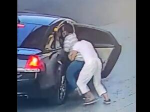 لحظة اختطاف عامل محطة وقود في السعودية