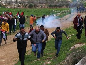 مستوطنون يساندهم الجيش يقتحمون بلدة فلسطينية قرب نابلس