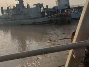 غرق سفينة تابعة للبحرية العراقية في قاعدة أم قصر