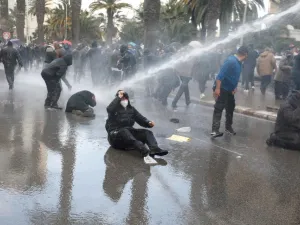 قوات الأمن التونسية تقمع المتظاهرين بالغاز والهراوات والاعتقالات