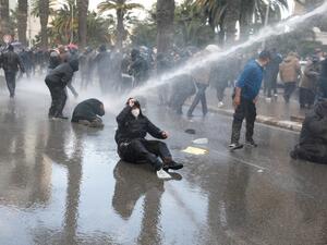 قوات الأمن التونسية تقمع المتظاهرين بالغاز والهراوات والاعتقالات