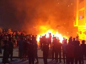 محتجون يقتحمون مقر مجلس النواب الليبي بطبرق ويضرمون فيه النار