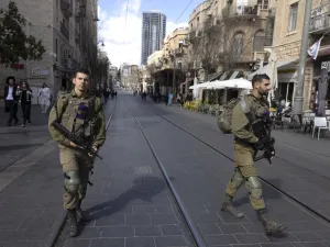جنود اسرائيليون ضمن دورية عسكرية راجلة في القدس
