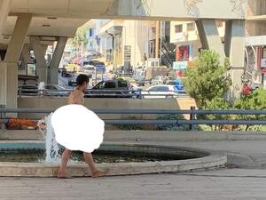 (صورة) شاب يتجول عاريا وسط عمّان ويثير موجة من الغضب