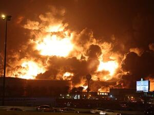 فرق الاطفاء تكافح للسيطرة على حريق محطة ارامكو في جدة