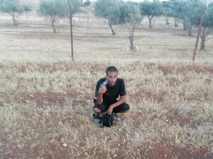 قاتل إيمان ارشيد وهو يصوب مسدسا الى رأسه أثناء محاصرته من قبل الشرطة