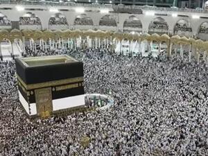 السعودية تسمح للمرأة بالحج بلا محرم ولكن "ضمن عصبة"