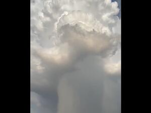 السعودية تفجر سحابة أمطار عملاقة فوق جبل أحد