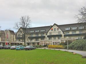 بعيداً عن الصحافة، تجري محادثات المجموعة بشكل سري