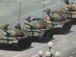 الصورة الايقونية التي رافقت مجزرة تيان انمين حيث وقف متظاهر امام دبابات الجيش