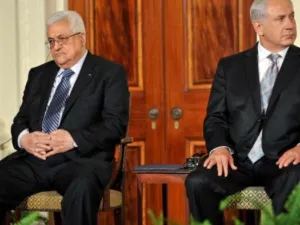 ارشيف_ رئيس الوزراء الاسرائيلي بنيامين نتنياهو (يمين) والرئيس الفلسطيني محمود عباس
