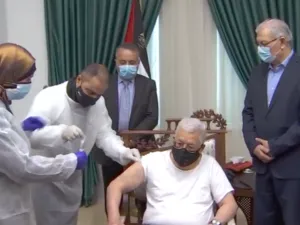 عباس يتلقى لقاح كورونا