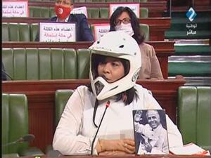 نائبة تونسية تحضر جلسة للبرلمان بخوذة وسترة مضادة للرصاص