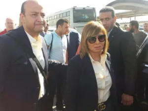 وفد اعلامي مصري يضم عمرو أديب ولميس الحديدي يصل غزة