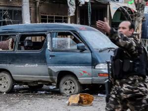 عنصر أمن أفغاني في موقع التفجير في باميان