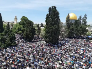 180 ألف أدوا صلاة الجمعة الأولى من رمضان في رحاب المسجد الأقصى