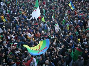 هتف أكثر من 50 ألف محتج "دولة مدنية" وليس عسكرية و"العصابة يجب أن ترحل" أثناء التلويح بالعلم الجزائري.