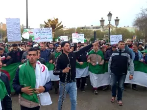 ما زال المحتجون يطالبون برحيل "النظام" الحاكم بكل رموزه ويرفضون أن يتولى رجال رئيس الدولة السابق، إدارة المرحلة الانتقالية 
