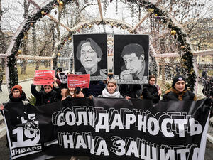 شعارات مناهضة لبوتين في مسيرة بموسكو