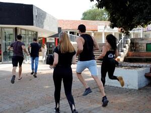 اسرائيليون في مدينة عسقلان يفرون الى الملاجئ بعدما دوت صفارات الانذار من صواريخ قادمة من غزة