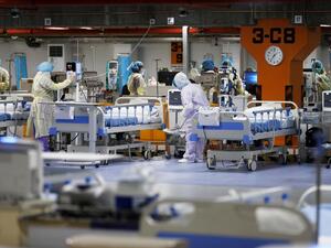 البحرين تحول ساحة اصطفاف سيارات الى وحدة لعلاج كورونا