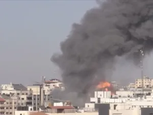الطيران الإسرائيلي يدمر بنك الإنتاج الوطني في غزة