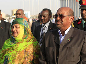 التحقيق مع زوجة البشير في قضايا فساد