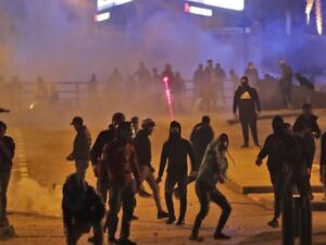 قوات الامن تشتبك مع موالين لحزب الله وحركة أمل وسط بيروت