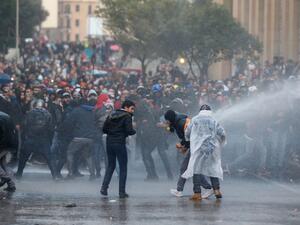 مواجهات بين الأمن والمتظاهرين قرب البرلمان في بيروت