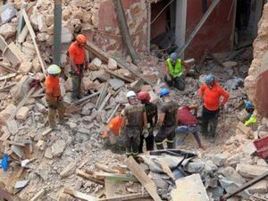 تواصل البحث عن ناجين وسط الأنقاض في بيروت بعد شهر من الانفجار