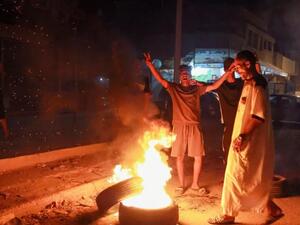 محتجون غاضبون يحرقون مقر الحكومة الموازية بشرق ليبيا