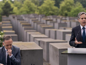 وزير الخارجية الاميركي انتوني بلينكن بمعية نظيره الألماني هايكو ماس خلال زيارتهما النصب التذكاري للمحرقة
