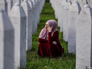 البوسنيون يحيون الذكرى 25 لمذبحة سريبرينتشا المرعبة