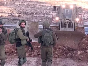 الاحتلال الاسرائيلي يعزل 7 بلدات فلسطينية ببوابة حديدية