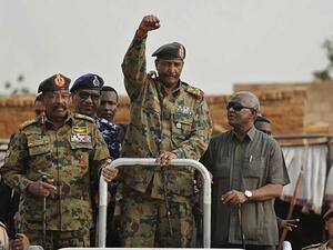 تظاهرات ضد مجلس السيادة الجديد في السودان والحكومة المعزولة تعتبره امتدادا لـ"الانقلاب"