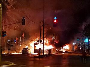 حافلة تندلع فيها النيران بعدما تلقت ضربة مباشرة من صاروخ في منطقة حولون جنوب تل ابيب