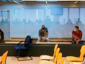 المتهمون محمد حولي شملال وإدريس أوكبير وسعيد بن عزة (من السيار إلى اليمين) يمثلون في المحكمة الوطنية الإسبانية.