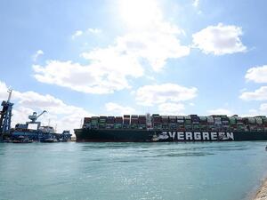 كثفت قناة السويس جهودها الجمعة لتعويم سفينة الحاويات العملاقة