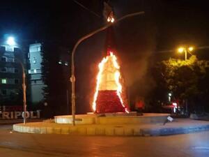مجهولون يحرقون شجرة الميلاد في طرابلس اللبنانية 