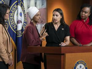 النائبات الديموقراطيات ايانا بريسلي ورشيدة طليب والكسندريا اوكاسيو-كورتيز والهان عمر خلال مؤتمرهن الصحفي للرد على ترامب