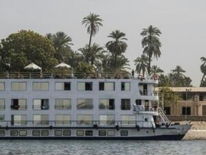 عودة 46 سائحاً لبلادهم بعد عزلهم على باخرة في النيل إثر رصد حالات كورونا