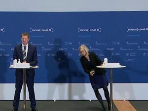 مسؤولة دنماركية تفقد الوعي وتهوي أرضا خلال مؤتمر صحفي