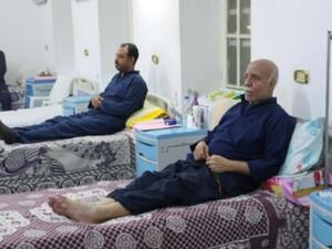 سجناء يتلقون علاجا في المركز الطبي في سجون مجمع طرة 