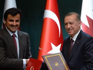 رجب طيب اردوغان (يمين) والشيخ تميم بن حمد