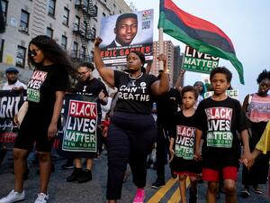 فجرت وفاة جارنر (43 عاما) موجة غضب في أنحاء البلاد وساعدت في ظهور حركة (بلاك لايفز ماتر) أو (حياة السود مهمة).