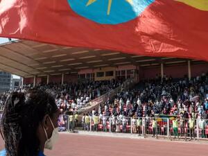 حشد يقف لإلقاء النشيد الوطني الإثيوبي خلال فعالية تبرع بالدم في أديس أبابا