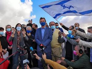 مستوطون يهاجمون بعثة أوروبية خلال زيارتها موقعا لبناء حي استيطاني بالقدس المحتلة