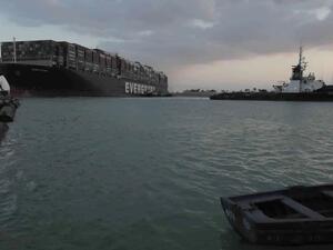 "إيفر غيفن" تواصل تحركها باتجاه منطقة البحيرات.